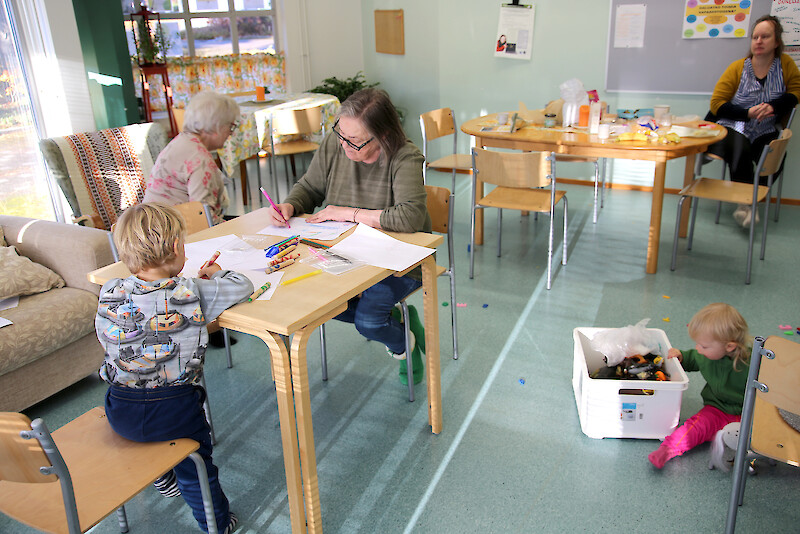 Yhteisötila Torituvalla kokoontuu keskiviikkona kotivanhempien perhekerho, jossa on mukana myös vapaaehtoisia varamummoja.