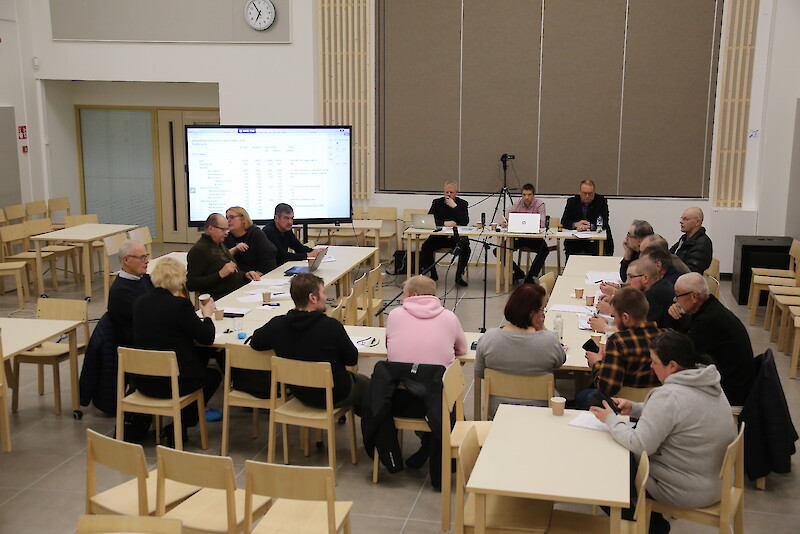 Jämijärven maanantai-iltaisessa kunnanvaltuuston kokouksessa jätettiin valtuustoaloite, joka tähtää kunnanjohtaja Markus Ojakosken luottamuksen selvittämiseen.