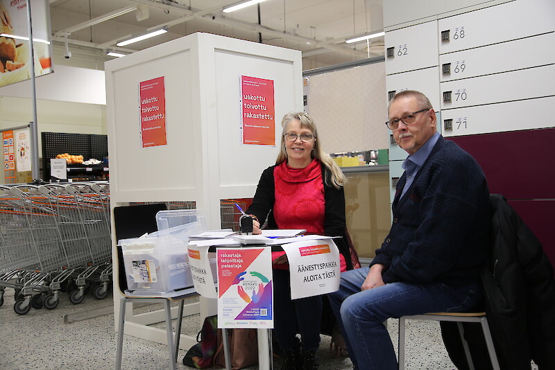 K-market Kyröskosken ennakkoäänestyspaikalla seurakuntavaalien äänestys alkoi vilkkaasti. Vajaan kahden tunnin aikana ääniä oli annettu useita kymmeniä. kertoivat vaalitoimitsijat Johanna Graeffe ja Keijo Järvenpää.