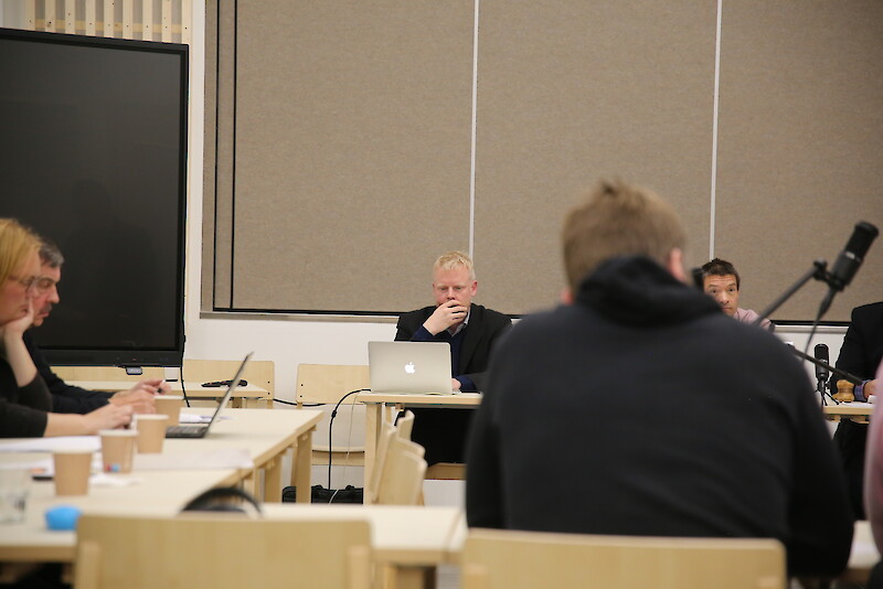 Jämijärven kunnanvaltuusto päätti perustaa tilapäisen valiokunnan selvittämään kunnanjohtaja Markus Ojakosken (kuvassa keskellä) luottamusta. Kuva valtuuston kokouksesta 31. lokakuuta, jossa valiokunnan perustamisesta jätettiin valtuustoaloite.