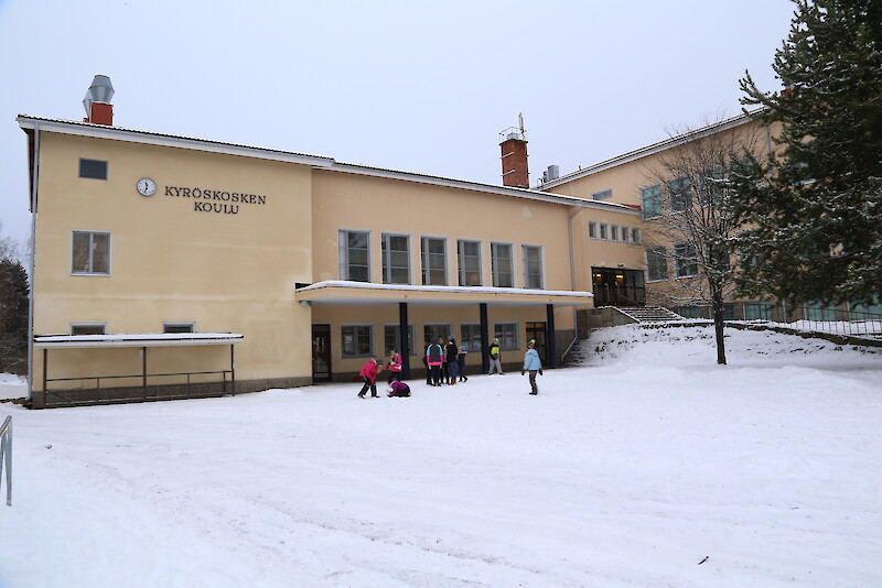 Hämeenkyrön kunnalla on esiopetusryhmä Kyröskosken koululla. Rakennuksessa alkavat kuitenkin seinät tulla vastaan.