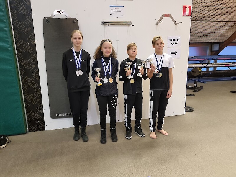 IU:n kamppalailujaoston mitalisteja taekwondon SM-kisoissa: Helmi-Alina Rinneheimo, Enna Luiro, Theo Silvennoinen ja Caro Silvennoinen.