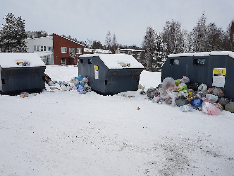 Kyröskosken muovinkeräyspiste maanantaina 12. joulukuuta ei houkutellut pakkausjätteiden lajitteluun. Lukijan kuva.