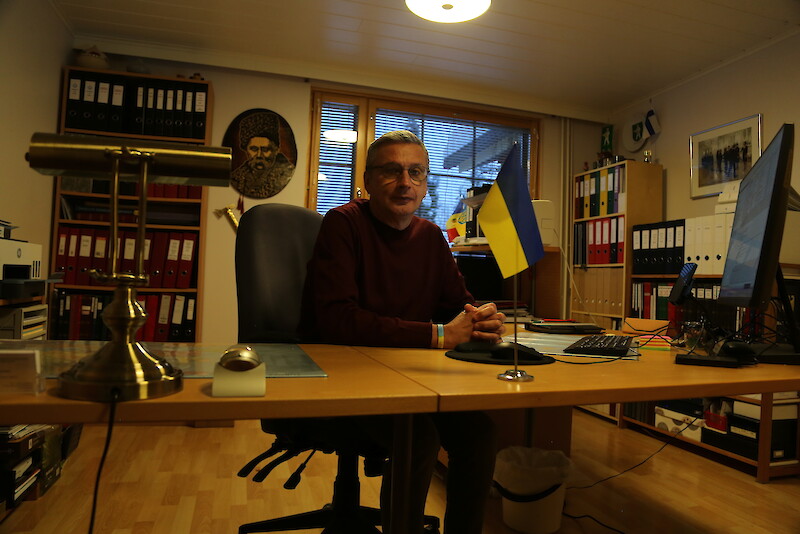 Ukrainan kansainvälisen kulttuurikeskuksen johtaja Andriy Korban toimistossaan Hämeenkyrössä.