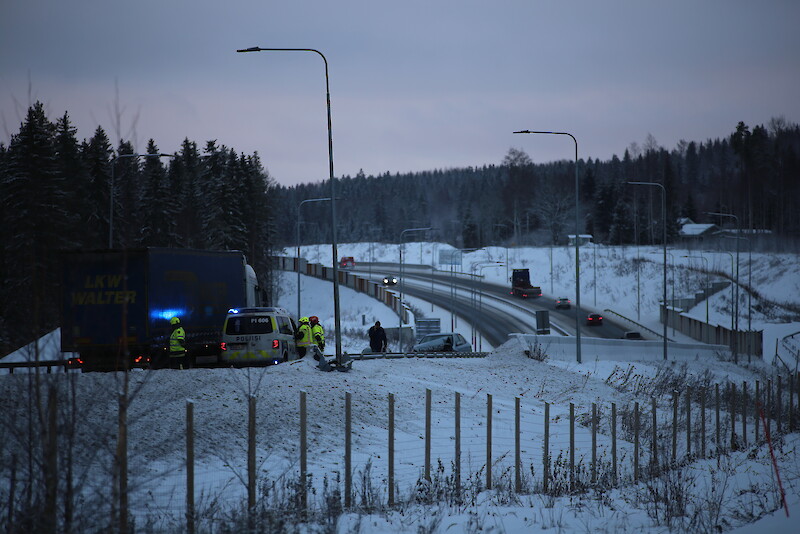 Onnettomuuspaikka on noin puoli kilometriä Nuutin eritasoliittymästä Tampereen suuntaan.