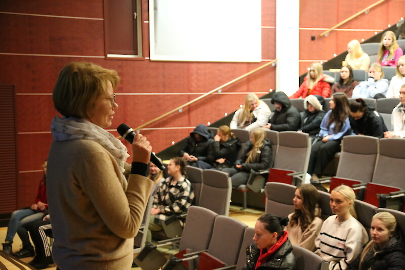 Akatemiatutkija Carita Kiili vieraili F.E. Sillanpään lukiolla joulukuussa kertomassa krittisen lukutaidon tutkimisesta.