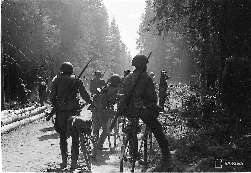 Suomalaiset matkalla kohti ensimmäistä läpimurtoyritystä Pajariin 31.8.1941. SA-kuva.