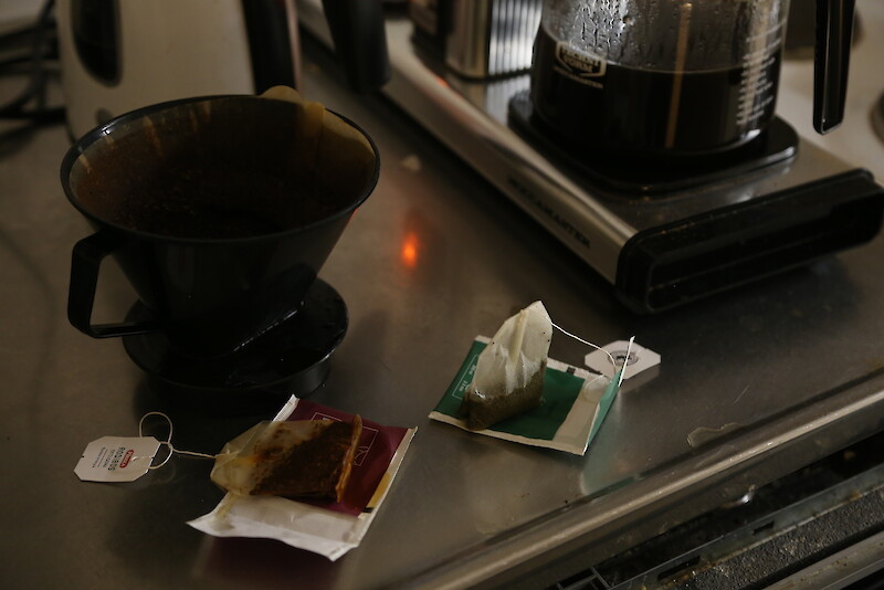Kahvinporot ja teepussit ovat yleisiä biojätteitä.
