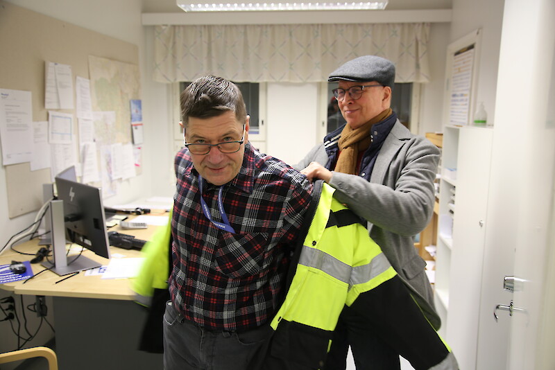 Vuoronvaihto. Hämeenkyrön kunnan maanrakennusmestarin takki vaihtui Ari Vaahteran ylle, kun Risto Kivimäki siirtyi eläkkeelle.