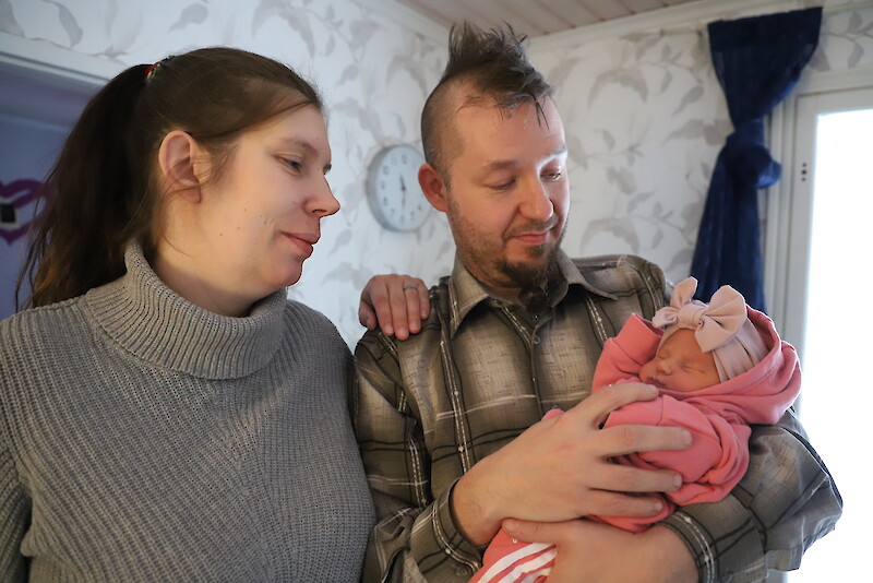 Eveliina ja Juha Lehtisen pieni tyttövauva on vuoden ensimmäinen vauva Ikaalisissa.