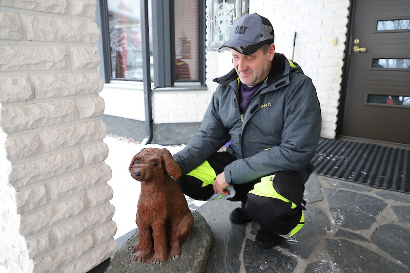 Perheen Maxi-koira on ollut mallina Jukka Tillosen tekemälle veistokselle.