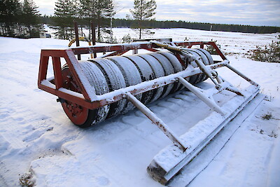 Talvigolfkentällä lumi ei upota, sillä kenttä tampataan traktorilla vedettävällä tampparille tiiviiksi.