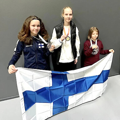Enna Luiro, Helmi-Alina Rinneheimo sekä Ikaalisten urheilijoiden kamppailujaoston ystävyysseuran Tampere Kumgangin Aarni Ketola.