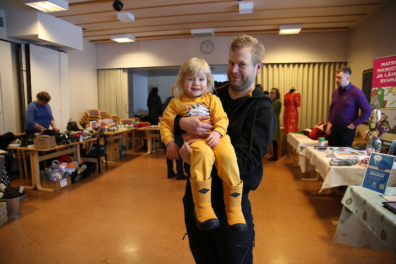Oona Nieminen odotti messuilla Super-Samin näkemistä. Messuseurana hänellä oli isä Tero Nieminen.
