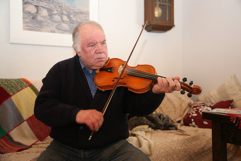 Musiikki on Pertti Lehtiselle  tärkeä harrastus. Itse rakennettu viulu on vuodelta 1982, viulunrakentaja on vuosikertaa 1943.