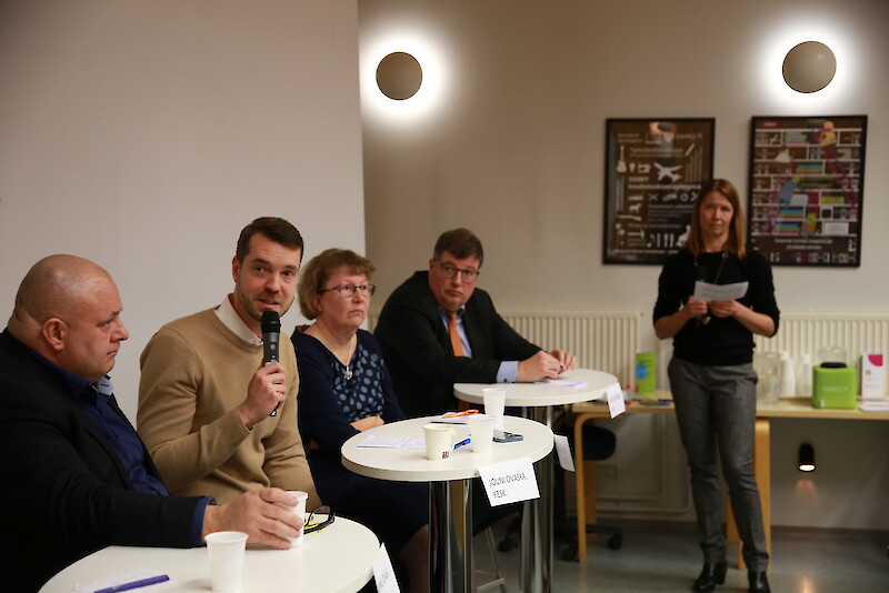 Vaalipaneelissa keskistelemassa Janne Ojala, Jouni Ovaska, Pirjo Raunio ja Arto Satonen. Keskustelua ohjasi päätoimittaja Katri Linnikko.