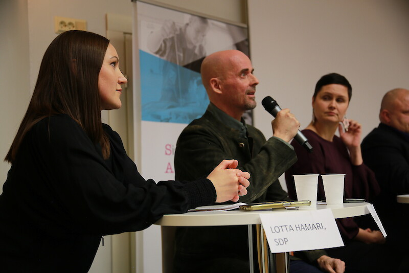Keskustelemassa Lotta Hamari, Timo Halttunen ja Mirka Löf.