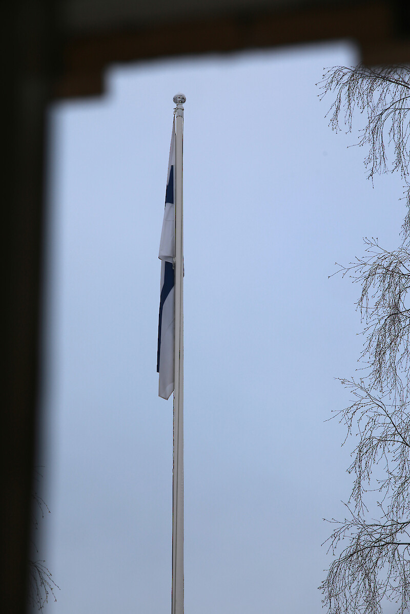 UutisOivan salkoon on nostettu lippu tänään sodan vuosipäivän vuoksi.
