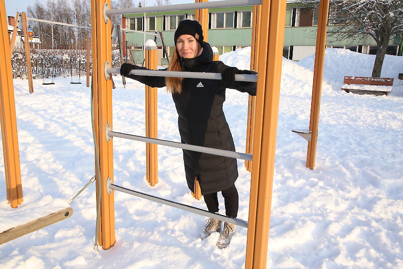Terveysliikuntakoordinaattori Eeva Lehtiniemi kannustaa liikkumaan ulos raittiiseen ilmaan. Lisähaastetta kaipaava voi tehdä vaikka helpotettuja punnerruksia tankoa vasten.