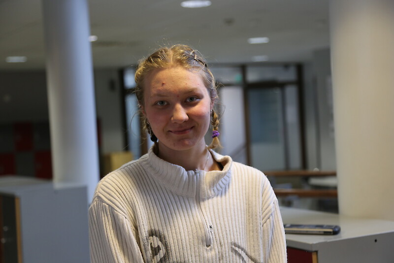 Myrna Hannunkivi jahtaa ylioppilaslakkia F. E. Sillanpään lukiossa Hämeenkyrössä.