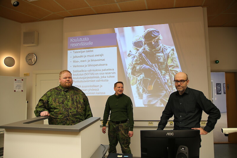 Paikallispuolustuskonseptia ja omia yhteysupseerin roolejaan esittelivät Juha-Matti Ala-Laurila, Petri Piittala ja Marko ojala.