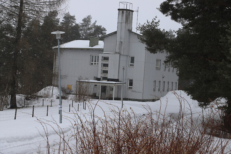 Nyt myyntiin tullut Toivolansaaren niin sanottu valkoinen talo rakennettiin vuonna 1939. Siellä toimi kunnalliskodin mielisairasosasto vuoteen 1983 saakka, ja sen jälkeen rakennus toimi pienkotina. Toiminta loppui vuonna 2018.