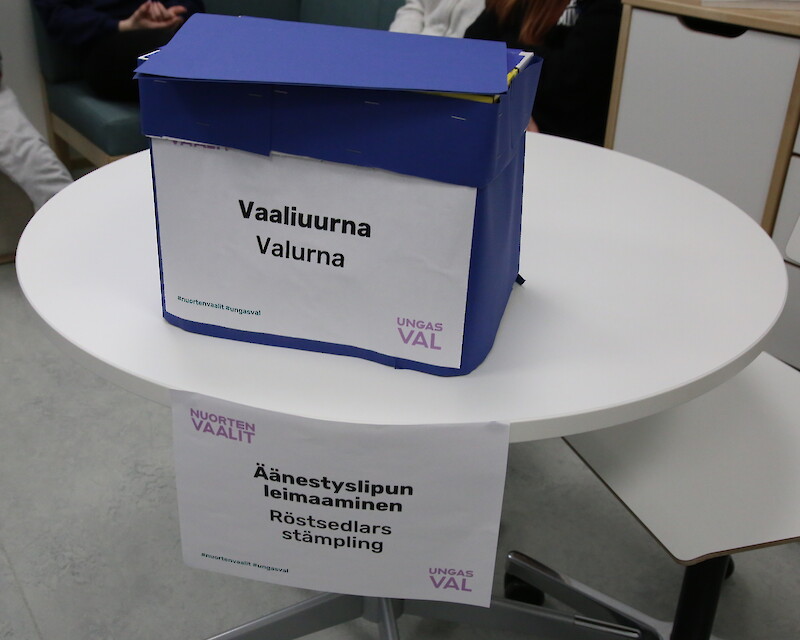 Jämijärvellä vaaliuurna on askarreltu varta vasten Nuorten vaaleja varten, vaaleihin liittyvä infomateriaali on saatu valmiiksi Allianssi ry:ltä. Kuva: Liisa Raipala