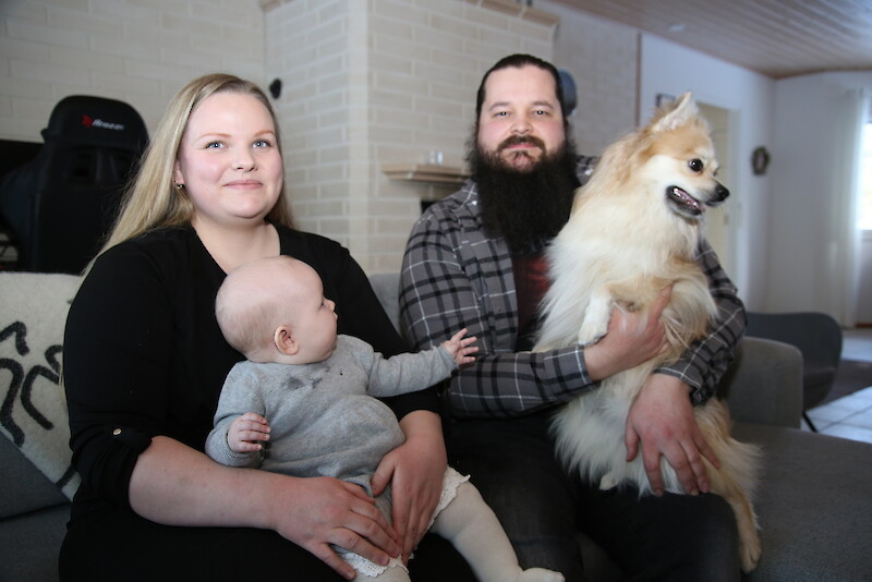 Pirita Pellikka ja Jussi Mäkelä muuttivat Kyrönlahteen kesäkuussa 2022 ja pian muuton jälkeen huusholliin saapui myös vilkasliikkeinen Rico-koira. Äitinsä sylissä puolivuotias Kiira Mäkelä ihmettelee Ricon touhuja.
