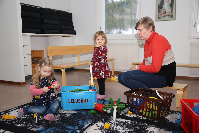 Kati Vainikainen pitää perjantait vapaata ja keskittyy olemaan Sofia Kulmalan mummu. Kerhossa on mukana myös Sofian ikätoveri Aurora Pranteri (kuvassa vasemmalla).