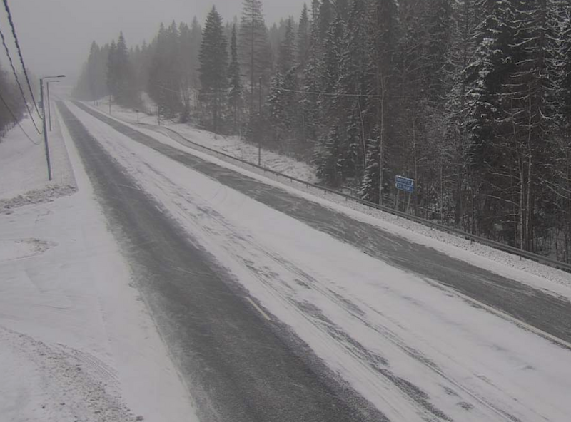 Ajokeli on tänään erityisen huono lumisateen takia. Kuva kelikamerasta kolmostieltä Hämeenkyrön Sasin kohdalta.