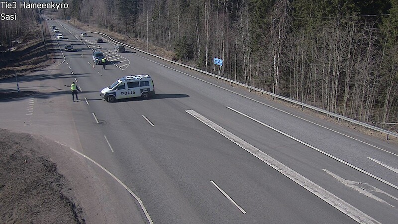 Kuva: Finntraffic. Poliisi ohjasi liikennettä kiertotielle Sasissa. Kelikameran kuva 14.4.2023 kello 16.31.