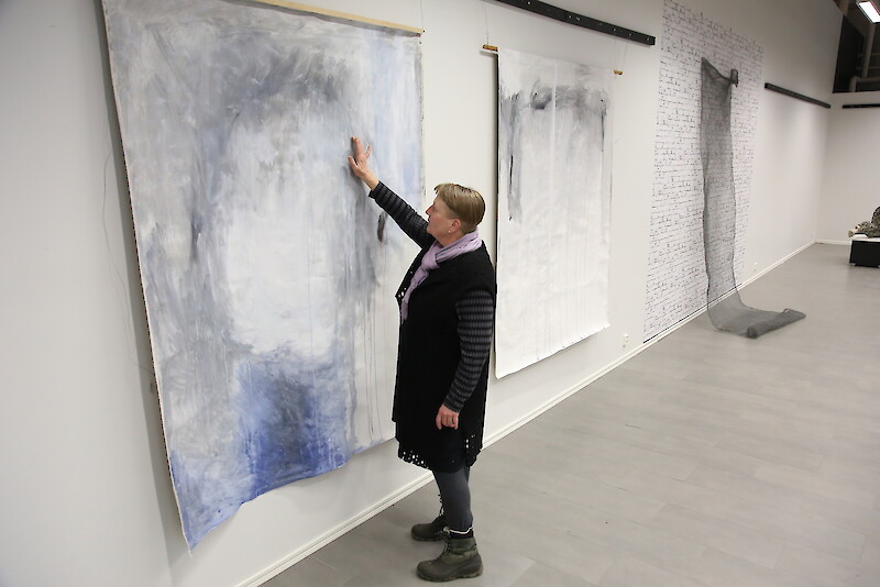 Tiina Eskelin on tuonut Kompin näyttelyyn kaksi kesken olevaa teosta, joita hän jatkaa viikonlopun taidesuunnistuksessa. Tässä työ Tänään ei tuullut.
