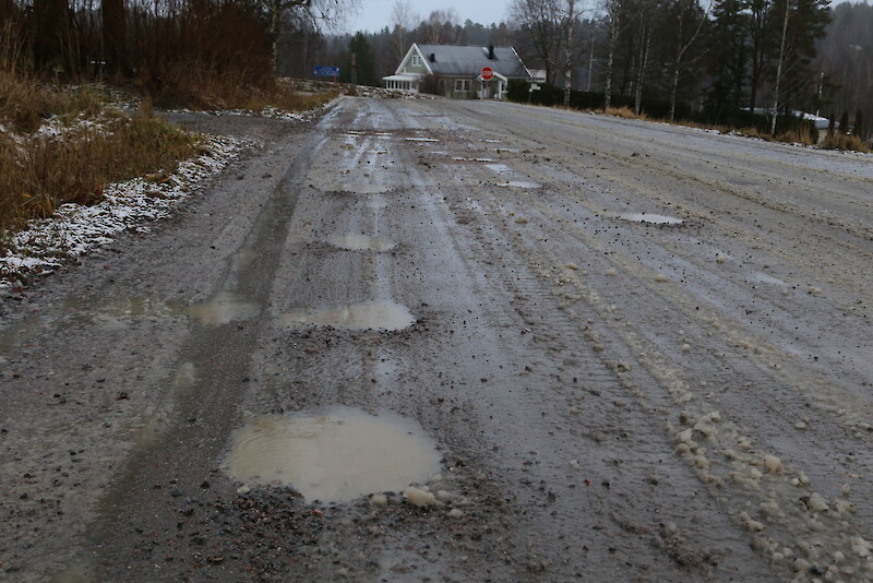Huonokuntoiselle Sillanpääntielle halutaan asfalttia. Aristokuva.