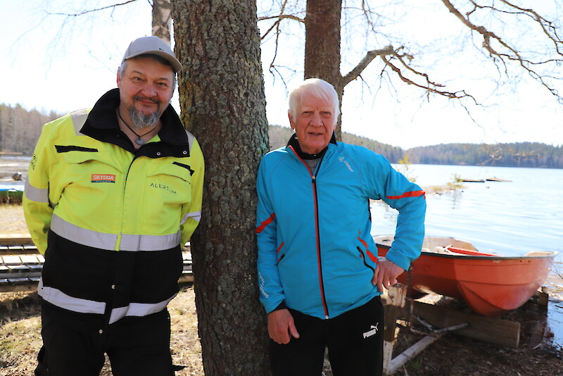 Uusi laituri tulee kyläseuran puheenjohtajan Ari Tiensuun ja varapuheenjohtajan Kari Huikurin takana olevaan rantaan.