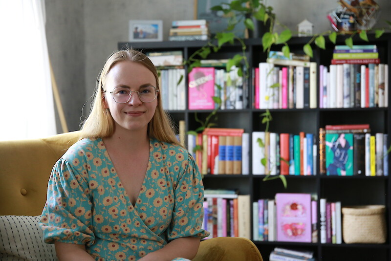 Jaana Perholehdon Instagram-tili Narratiiveja on omistettu kirjoille ja lukemiselle. Kyröskosken kotona kirjoja löytyy joka puolelta.