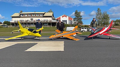 Suihkumoottorilennokkiharrastajien Jet Meet pidetään Jämin yläkentällä hotellin edessä 22.–23.7. Kuva: Taneli Äikäs