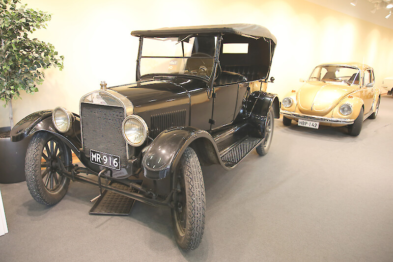 T-mallin Ford on vuodelta 1924. Malli on yli 15 miljoonalla kappaleellaan maailman toiseksi eniten valmistettu automalli, takana hohtaa kullansävyisenä ykkönen, 21,5 miljoonan valmistetun kappaleen Kuplavolkkari.
