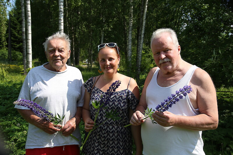 Ahti Lindberg, Paula Vuorinen ja Pertti Tohmola toivovat, että jokainen kantaisi kortensa kekoon vieraslajien torjunnassa.