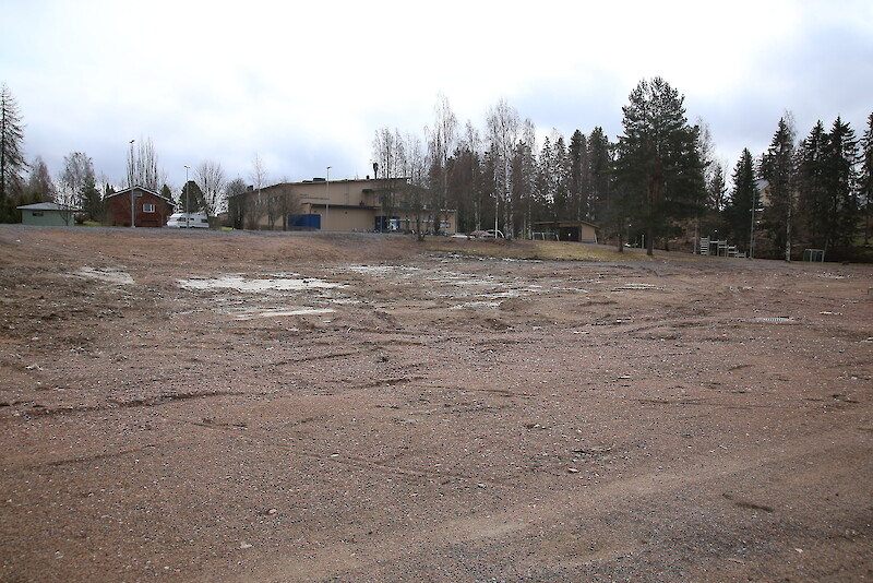Jämijärven koulukeskus Pääskyn ympäristön lähiliikuntapaikka täydentyy, kun puretun koulun paikalle tulevaa areena-alue rakentuu. Työt alkavat maanrakennusurakalla.