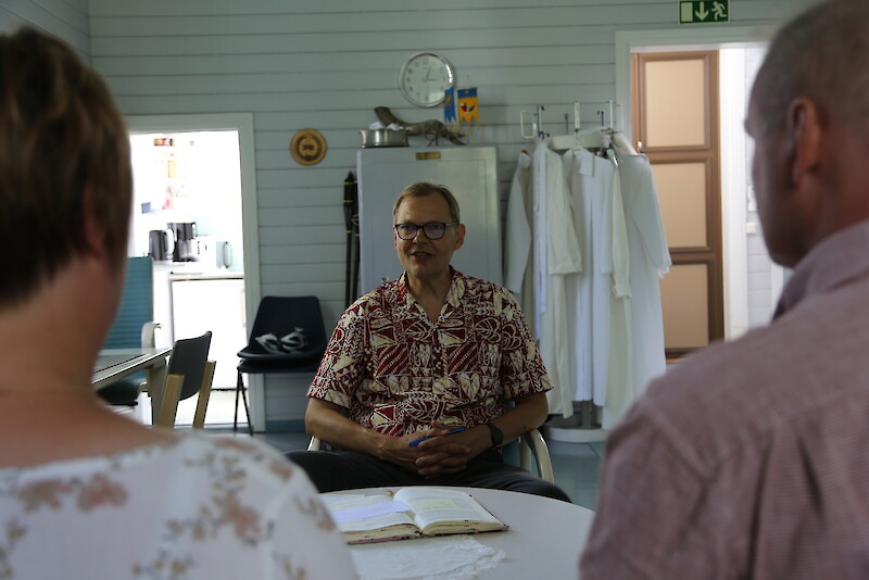 Hämeenkyrön seurakunnan kirkkoherra Jorma Pitkänen käymässä vihkikeskustelua tulevan hääparin kanssa.
