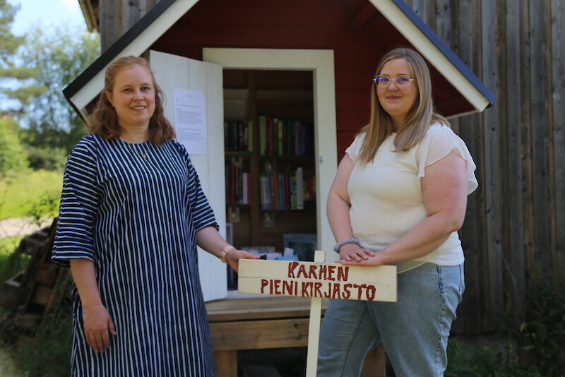 Karhen pienen kirjaston tarkoituksena on Terhi ja Kirsi Teiskonlahden mukaan levittää hyvää mieltä ja lukemisen iloa.