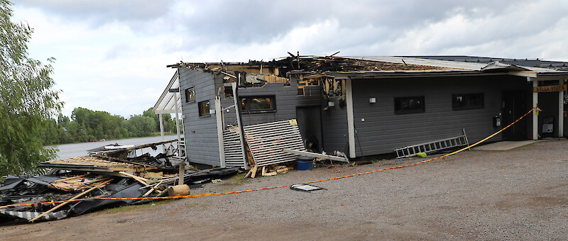 Villa Vihdan kattorakenteet ja saunaosasto tuhoutuivat palossa pahoin.