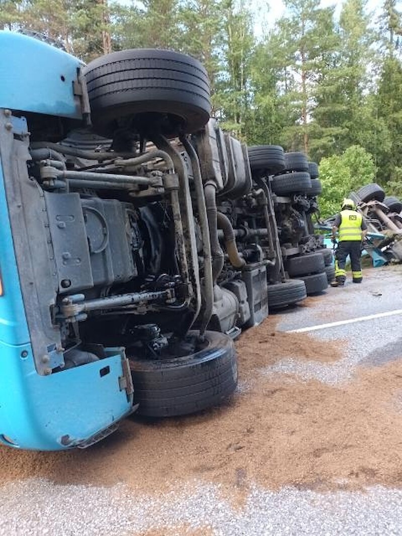 Pellettikuormaa kuljettanut ajoneuvoyhdistelmä kaatui Häijääntiellä Hämeenkyrössä keskiviikkona aamupäivällä.