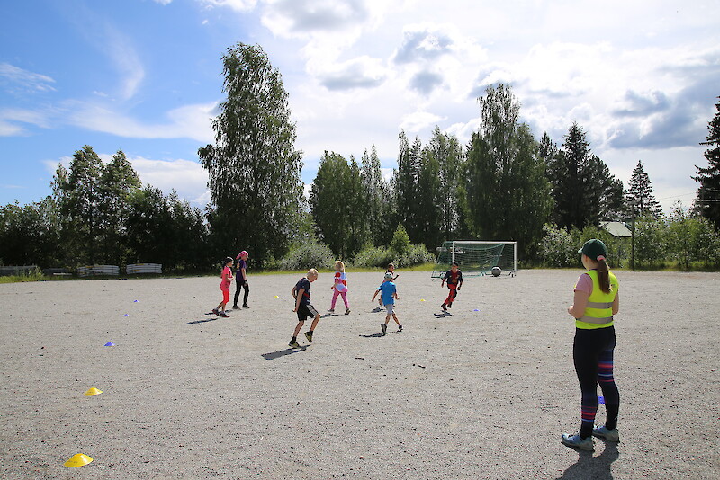 Veera Ala-Jaskara ohjaa lasten häntähippaleikkiä.