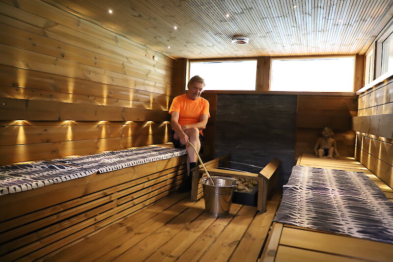 Jari Pihkoluoma on remontoinut Termen entisiin hoitotiloihin ison saunan, johon mahtuu kerralla jopa 15 henkeä.