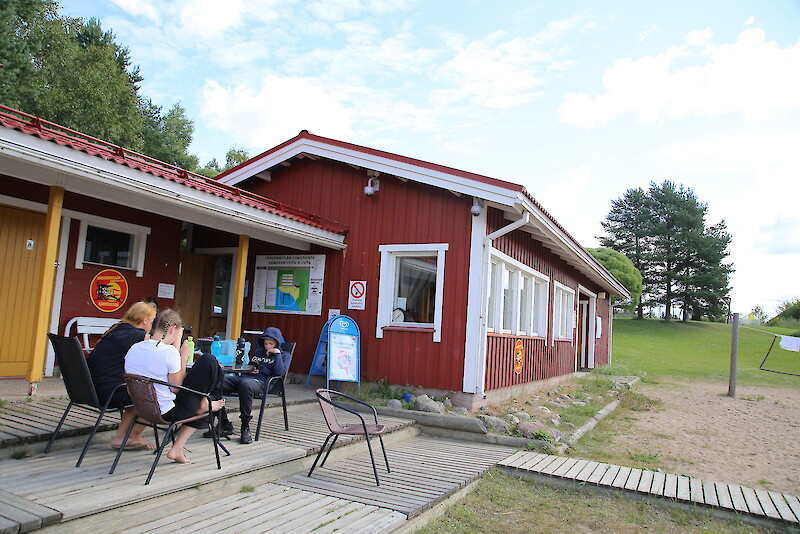 Järvenkylän kioskin terassilla voi nauttia kesäpäivistä.