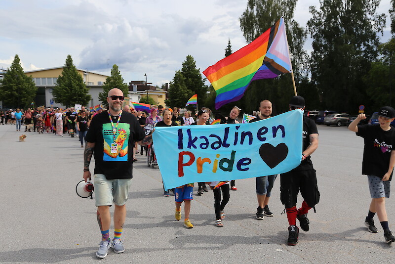 Ikaalisten pride-kulkueessa marssittiin ihmisoikeuksien, yhdenvertaisuuden ja tasa-arvon puolesta.