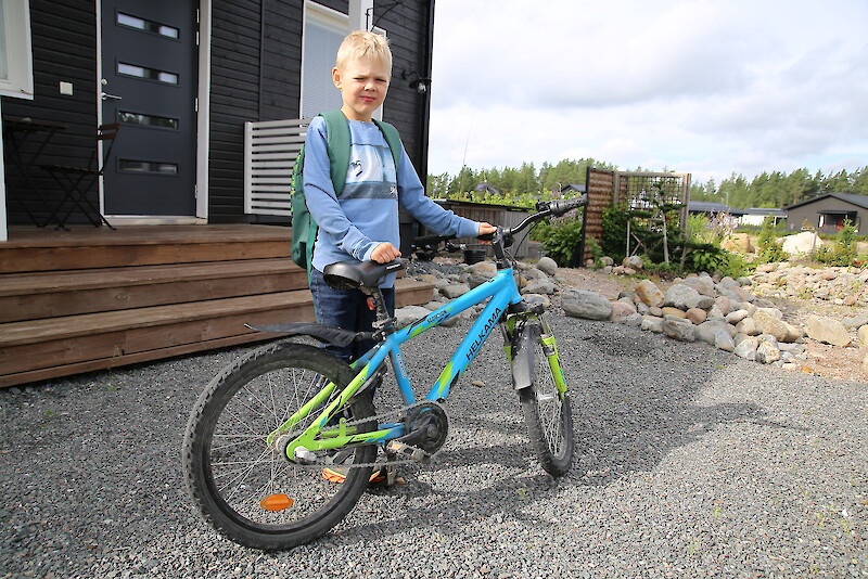 Ekaluokkalainen Eero Turunen aikoo pyöräillä kouluun uudehkolla pyörällään.