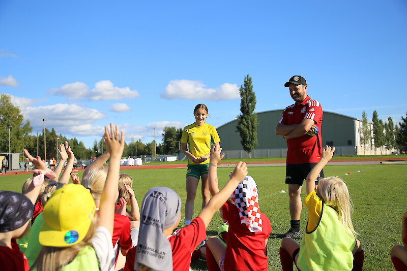 Lapset nostivat innokkaasti kädet ylös, kun Neea Pyhtilä ja Apassien valmennuspäällikkö Niko Panttila kysyivät, että kuka tykkää pelata.