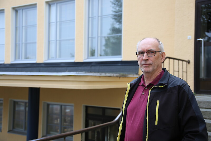 Arto Ketola hoiti Kyröskosken koulun talonmiehen tehtävää yli 30 vuotta. Oppilaana hän oli samalla samassa koulussa vuosina 1966-70.
